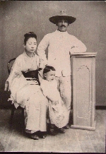 1902(明治35)年　夫人キク、長女みよ、房太郎