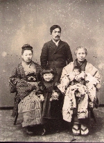 1903(明治36)年2月25日　左から夫人キク　長女みよ、房太郎、次女ふみ、母ます