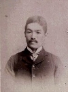 高野房太郎　28歳　1897（明治30）年4月20日　東京本郷　中黒写真館
労働組合の結成を呼びかけるパンフレット「職工諸君に寄す」を刊行した直後の撮影。