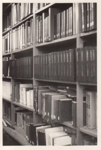 大学院建物の書棚
